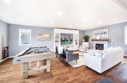 Stylish 3BR Home EV Outlet Near Light Rail