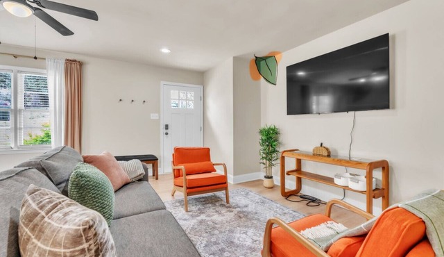 Stylish 3BR Home w/Huge Yard - Modern Furnished