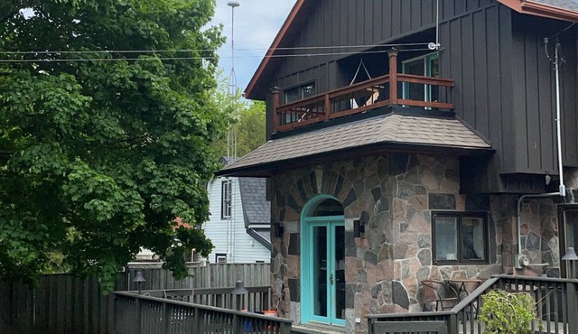 Stylish 3BR | Hot Tub Firepit Cozy Fall & Early Winter Escape