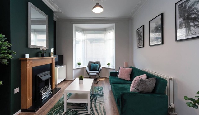 Stylish 3BR House in Hull Sleeps 5