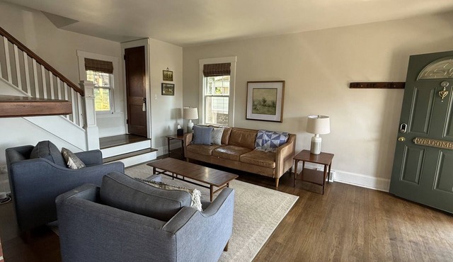 Stylish 3BR House w/Fenced Yard + EZ Downtown Access in Vibrant Pittsburgh