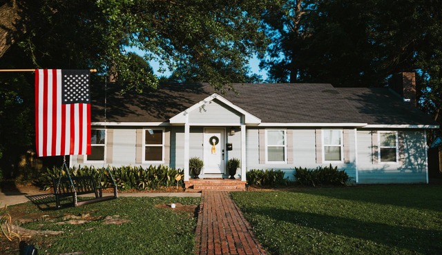 Stylish 3BR in Garden District near parks, river views, Neville High, and ULM.