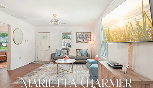 Stylish 3BR Near Dining, Parks & Shops