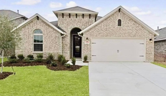 Stylish 3BR Near Lake & Downtown w/Patio & WiFi