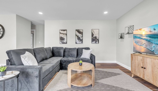 Stylish 3BR Near Woodfield Mall and Parks