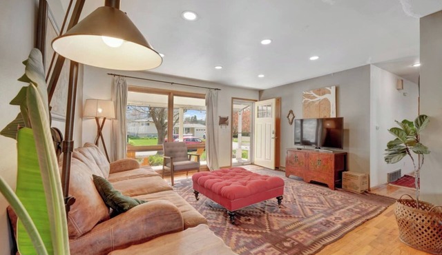 Stylish 3BR Private Home Near UIUC & Downtown