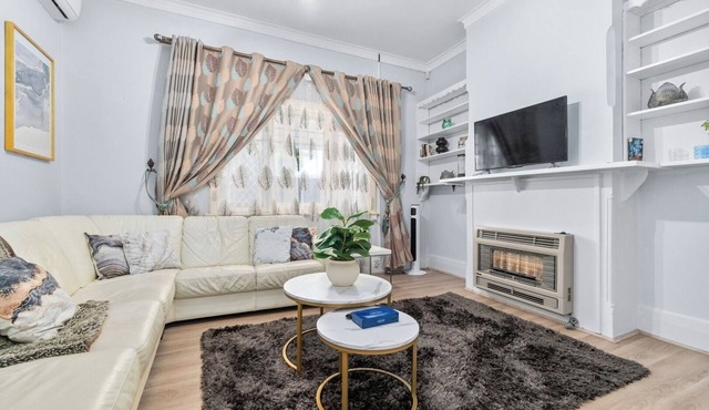 Stylish 3BR Retreat | Walk to Shops and 12min to CBD