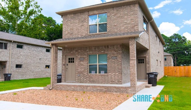 Stylish 3BR Stay w/Fast Wi-Fi + Parking