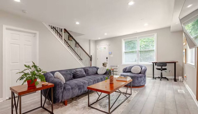 Stylish 3BR Townhouse w/Backyard,and Easy Parking