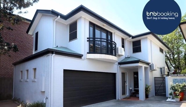 Stylish 3BR Townhouse CampHill + Wi-Fi, Parking