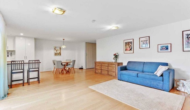 Stylish 3BR townhouse near cafés, beach, parks, station, and Mordialloc dining.