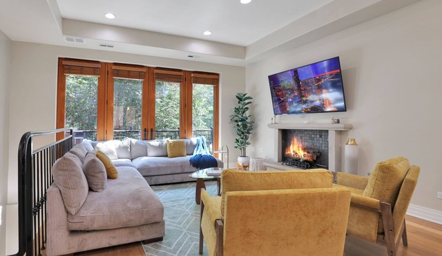 Stylish 3BR Townhouse with 2 Jacuzzi and 1 private garage spot