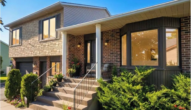 Stylish 3BR w/Hot Tub, Heated Pool & Free Parking