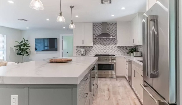 Stylish 3BR w/Heated Pool · 7 Mins to Beach