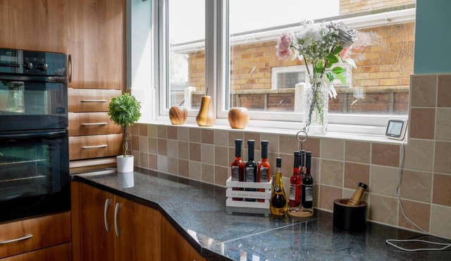 Stylish 4 Bed Apartment- Private Garden & Sleeps 8