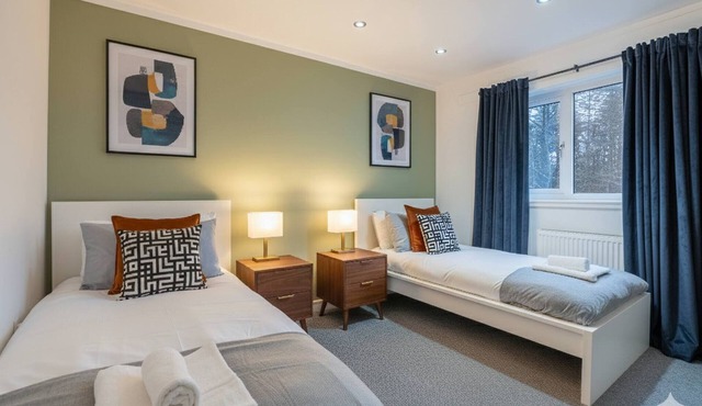 Stylish 4-Bed Home for 8 Guests with WiFi and FREE Parking