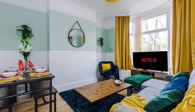 Stylish 4 Bed House - 10 Mins From The Centre