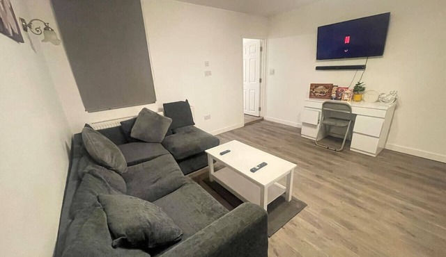 Stylish 4-Bed Luxury Apartment in Prime Location