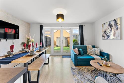 Stylish 4 bed - Parking - Sleeps 14