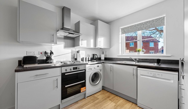 Stylish 4 bed townhouse in Gloucester with 2 parking spaces + superfast Wi-Fi