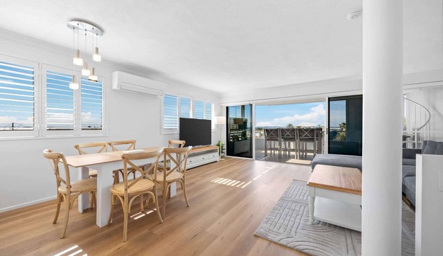 Stylish 4-Bed Townhouse with Panoramic Ocean Views