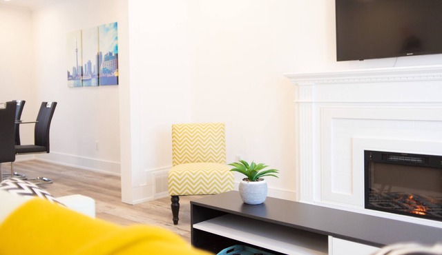 Stylish 4 Bedroom/2 Bath Home near Bathurst & Wilson