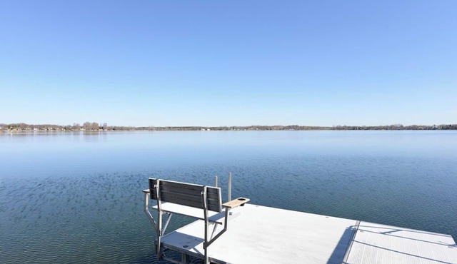 Stylish 4-bedroom cabin with AC, WiFi & boat rental available!