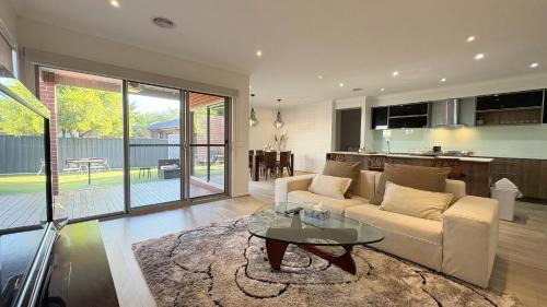 Stylish 4 Bedroom Family Home in Tarneit - Walk to Station and Tarneit Central