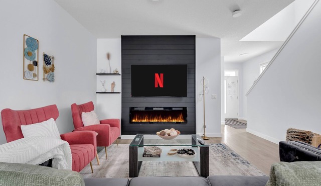 Stylish 4-Bedroom & Fireplace (Mainfloor Bedroom & Full Bathroom)