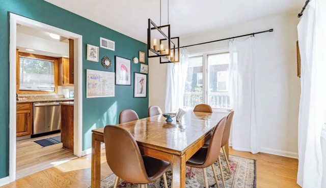 Stylish 4 Bedroom Home minutes from Downtown Champaign & Campus