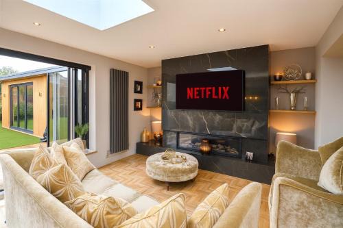 Stylish 4 Bedroom House Sleeps 8 Driveway Parking