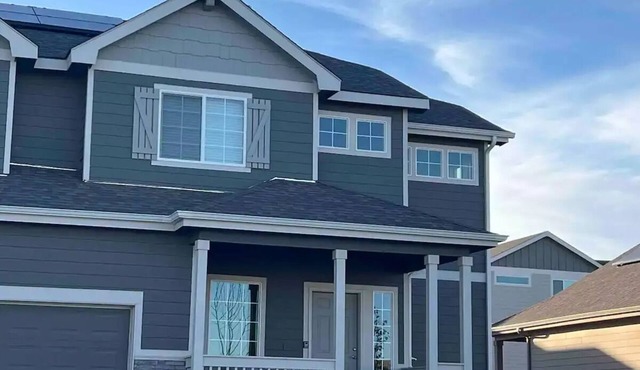 Stylish 4 bedroom house near to I25 and Hwy 34 *New Neighborhood*