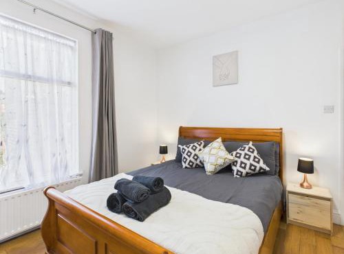 Stylish 4-Bedroom North London Home - Sleeps 9 - Near Piccadilly Line
