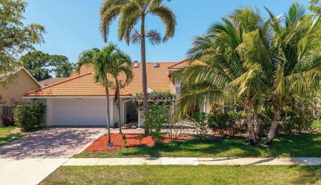 Stylish 4-bedroom private house in Wellington FL, Come enjoy some poolside fun!