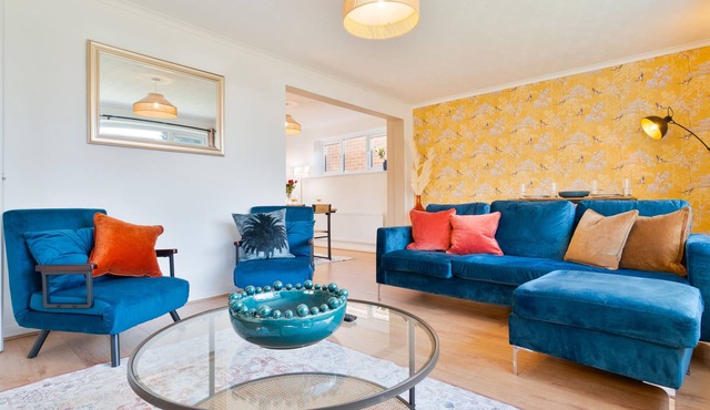 Stylish 4 Bedroom Spacious House w/Parking - Sleeps 10 - Families & Contractors