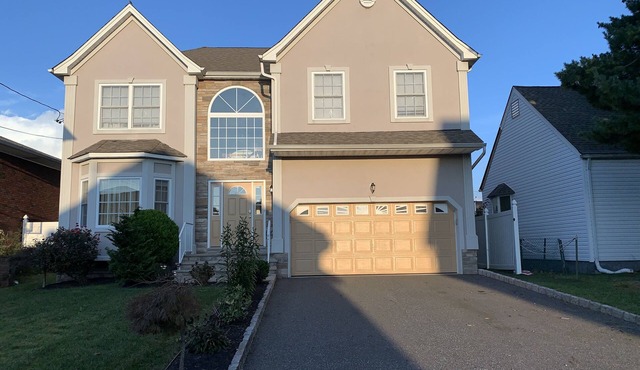 Stylish 4 bedroom with fireplace