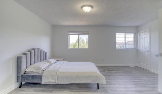 Stylish 4 Beds House with Ravine Backyard