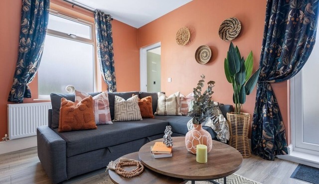 Stylish 4-BR House with Parking, Central location