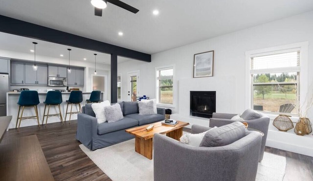 Stylish 4bed/4bath Retreat!