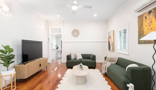 Stylish 4Bedroom Stay Outdoor Dining & City Access