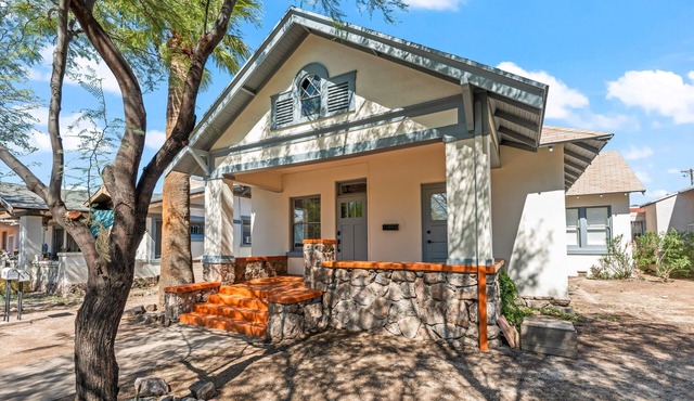 Stylish 4BR, 2.5BA Fully Renovated- Walk to UofA & 4thAve- Sleeps 8-Pet Friendly