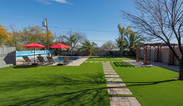 Stylish 4BR Desert Oasis with Pool and Spa, Putting Green