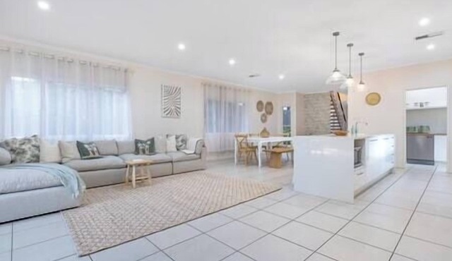 Stylish 4BR Exec Home near Airport, Sleeps 8