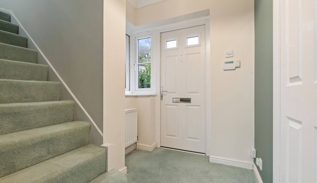 Stylish 4BR Home in Romford with Garden & Parking