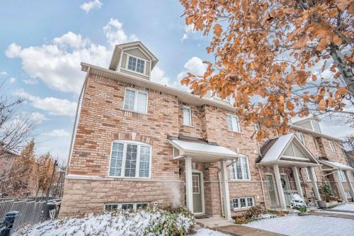 Stylish 4BR Home 20 Mins from YYZ