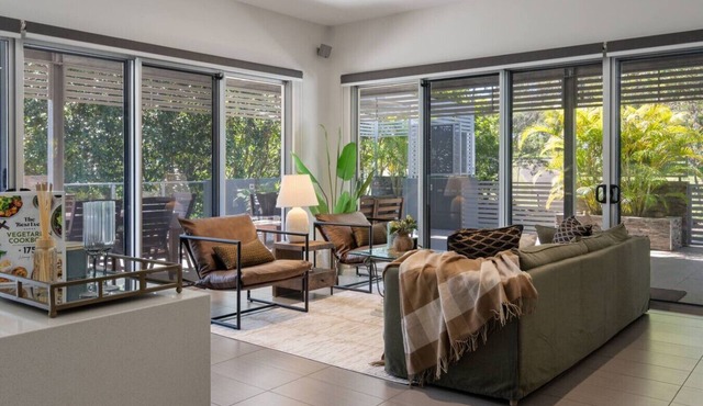 Stylish 4BR Home w/BBQ & Media Room in Mt Ommaney