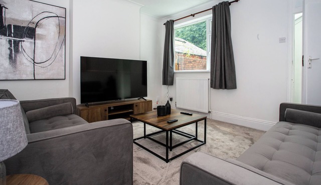 Stylish 4BR Home in Dudley – Perfect for Families & Contractors
