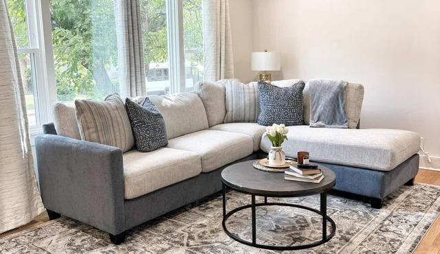Stylish 4BR Home w/Patio 5 min to Downtown