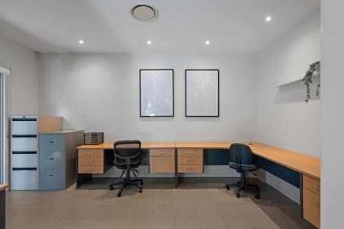 Stylish 4BR Home with BBQ and Media Room in Mt Ommaney