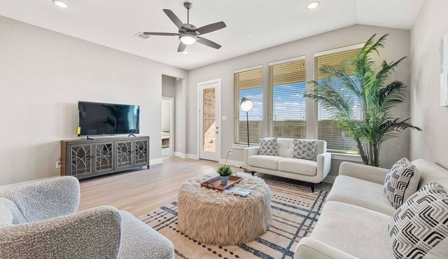 Stylish 4BR Home｜With Gourmet Kitchen｜30-Night Min｜Mainfloor Bedroom #42288